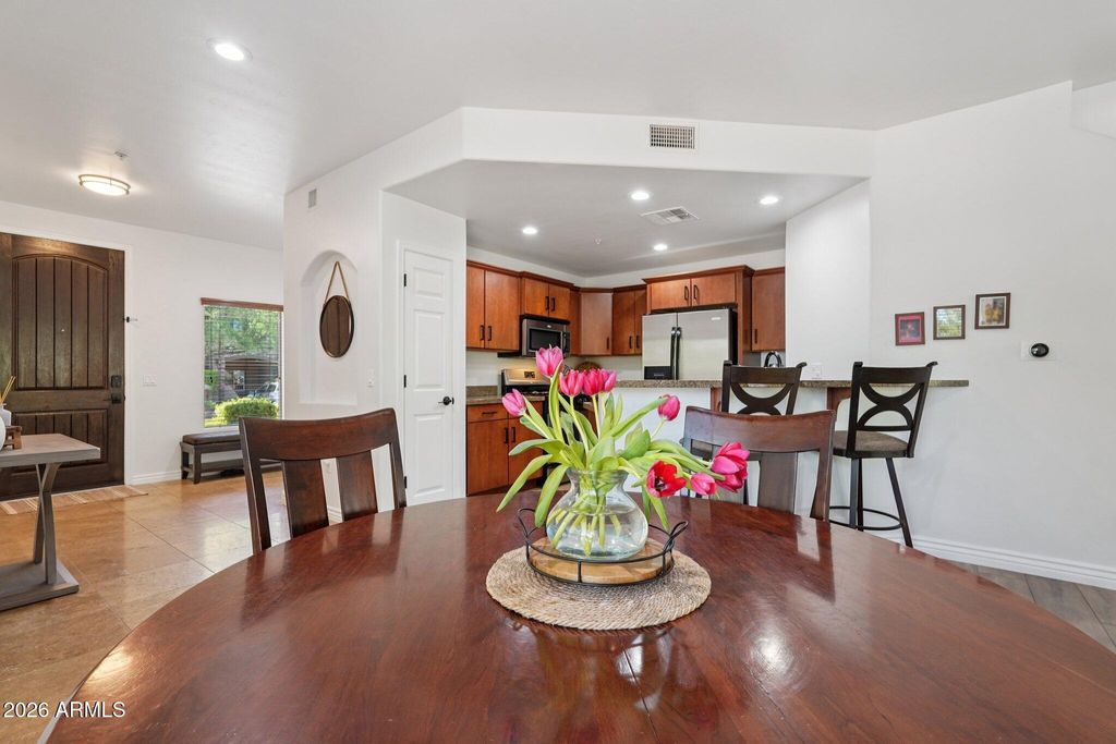 Image 7 of property listing at 5450 E Deer Valley Drive 1226, Phoenix, AZ 85054