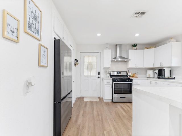 804 Peach Street, El Campo, TX 77437