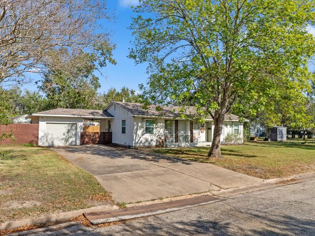 804 Peach Street, El Campo, TX 77437