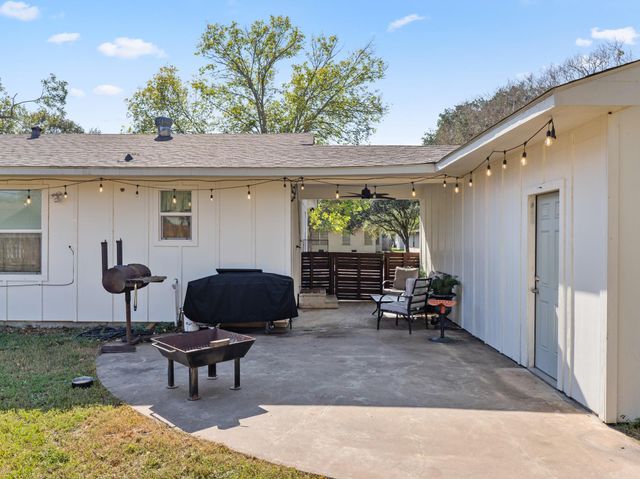 804 Peach Street, El Campo, TX 77437