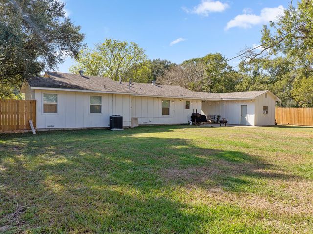 804 Peach Street, El Campo, TX 77437