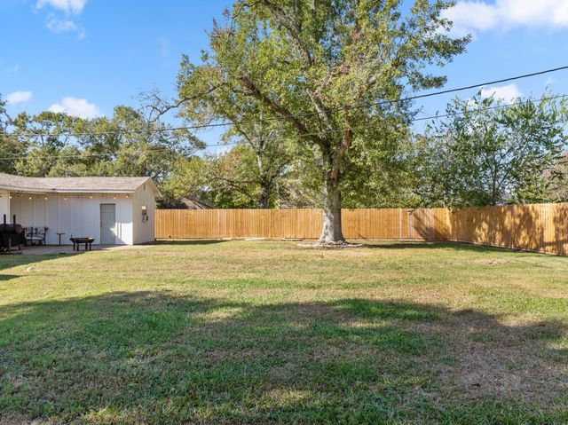 804 Peach Street, El Campo, TX 77437