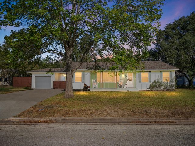 804 Peach Street, El Campo, TX 77437