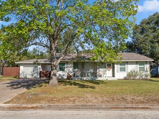 804 Peach Street, El Campo, TX 77437