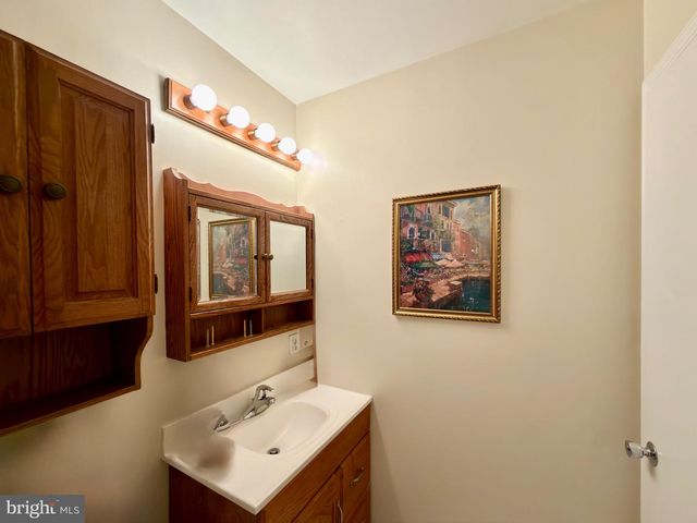 8535 HILLTOP RD, Vienna, VA 22180
