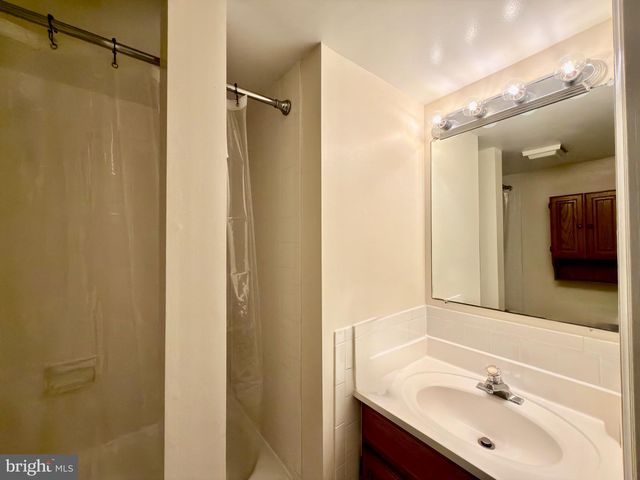 8535 HILLTOP RD, Vienna, VA 22180