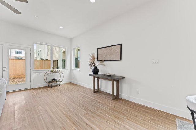 2111 Holman Street, Houston, TX 77004