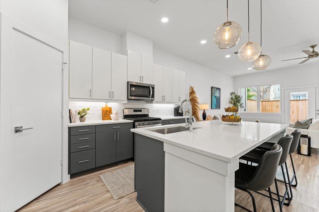 2111 Holman Street, Houston, TX 77004