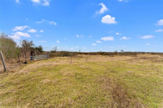 311 County Road 18, Damon, TX 77430
