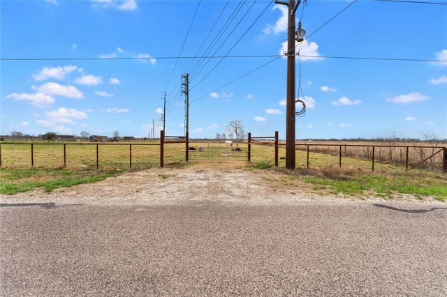 311 County Road 18, Damon, TX 77430