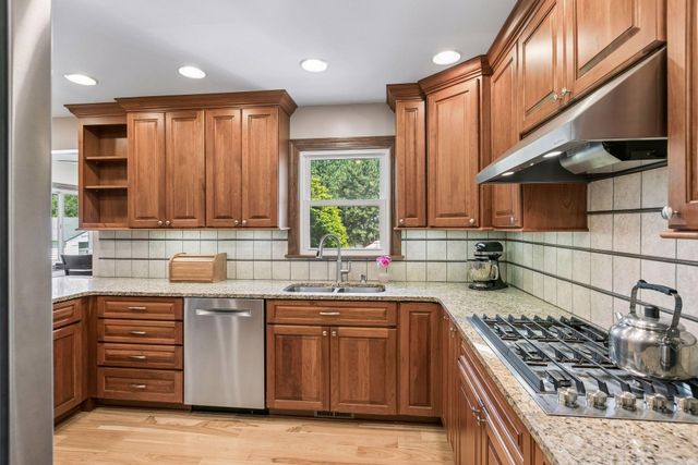 2744 Zenith Avenue N, Robbinsdale, MN 55422
