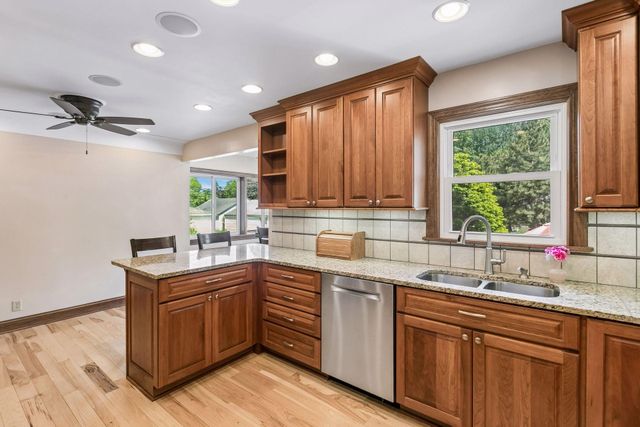 2744 Zenith Avenue N, Robbinsdale, MN 55422