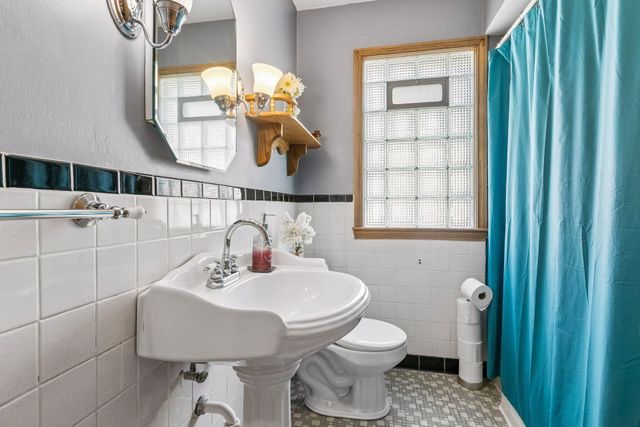 2744 Zenith Avenue N, Robbinsdale, MN 55422