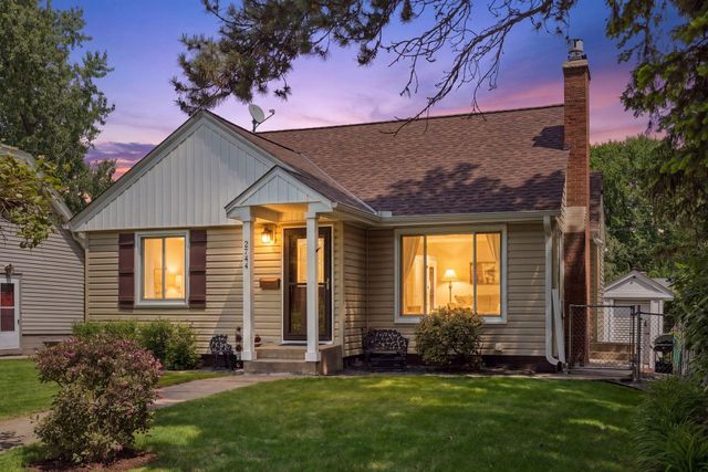 2744 Zenith Avenue N, Robbinsdale, MN 55422