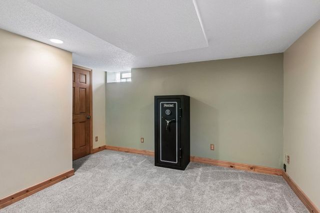 2744 Zenith Avenue N, Robbinsdale, MN 55422