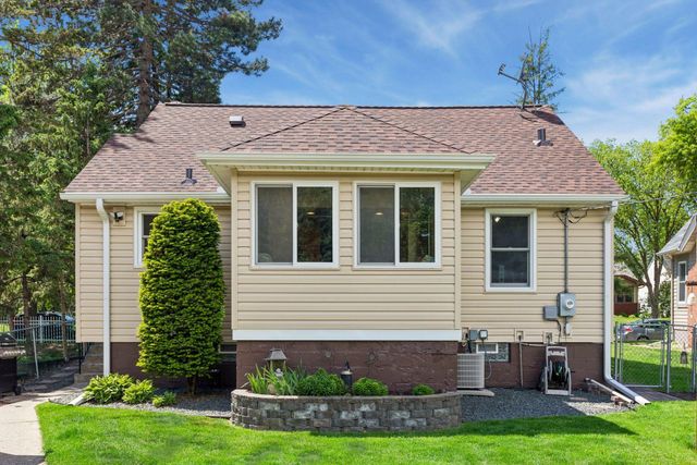 2744 Zenith Avenue N, Robbinsdale, MN 55422