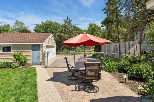 2744 Zenith Avenue N, Robbinsdale, MN 55422