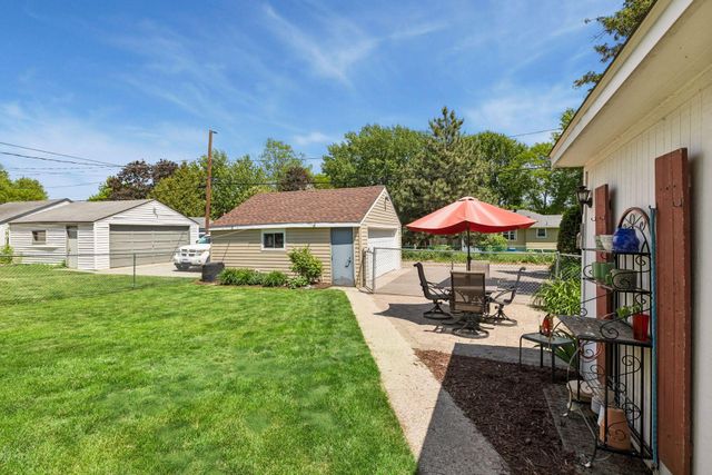 2744 Zenith Avenue N, Robbinsdale, MN 55422