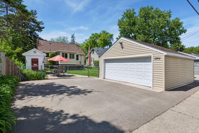 2744 Zenith Avenue N, Robbinsdale, MN 55422