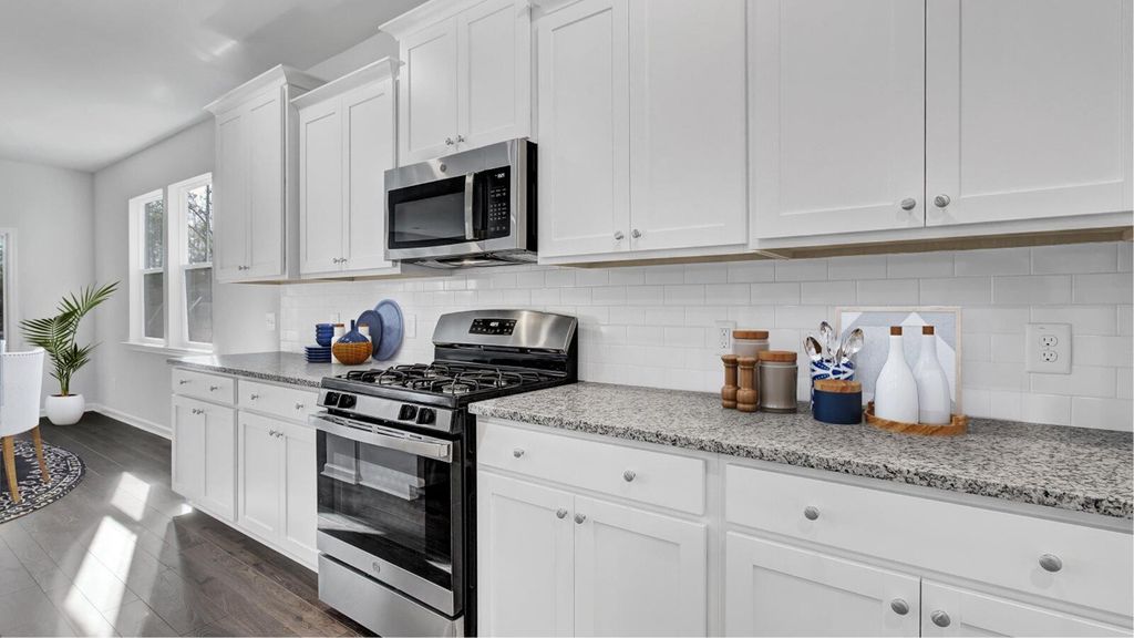 Image 4 of property listing at 1044 Lettered Olive Lane, Summerville, SC 29485