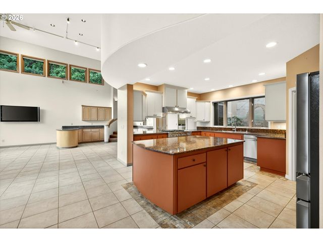 2480 MARYLSHIRE Ln, Lake Oswego, OR 97034