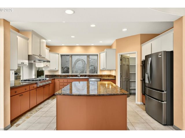 2480 MARYLSHIRE Ln, Lake Oswego, OR 97034