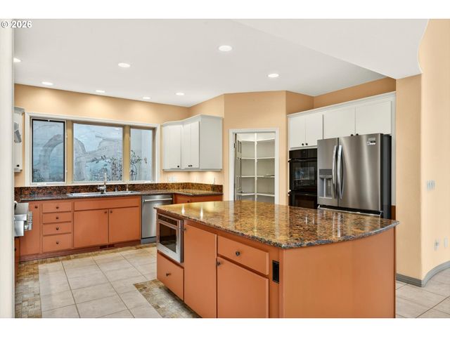 2480 MARYLSHIRE Ln, Lake Oswego, OR 97034