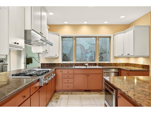 2480 MARYLSHIRE Ln, Lake Oswego, OR 97034