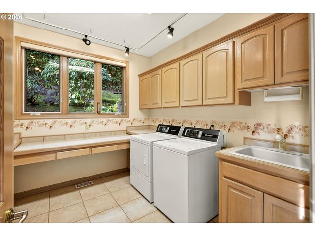 2480 MARYLSHIRE Ln, Lake Oswego, OR 97034