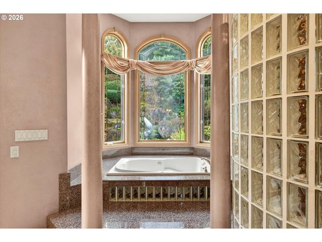 2480 MARYLSHIRE Ln, Lake Oswego, OR 97034