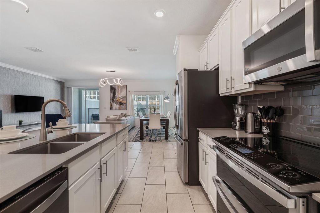 Image 14 of property listing at 1070 SPLASH SHOT PLACE, Davenport, FL 33896