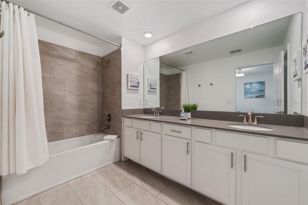 Image 23 of property listing at 1070 SPLASH SHOT PLACE, Davenport, FL 33896