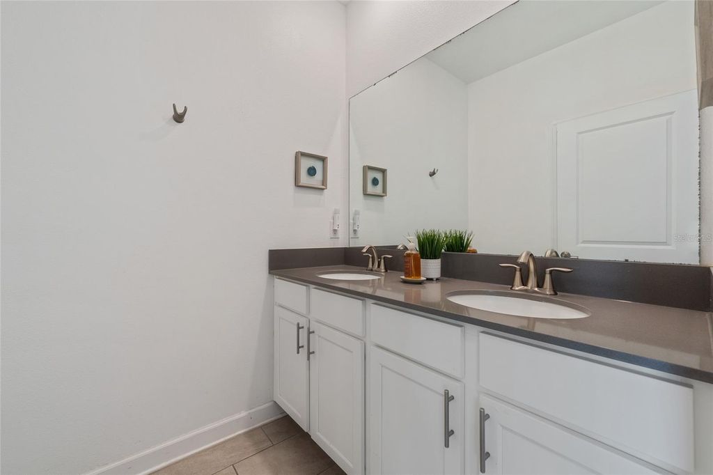 Image 36 of property listing at 1070 SPLASH SHOT PLACE, Davenport, FL 33896