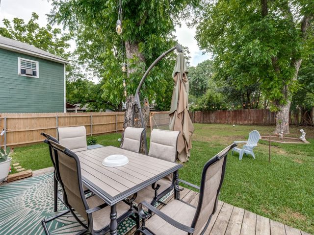 911 S Adams Avenue, Dallas, TX 75208