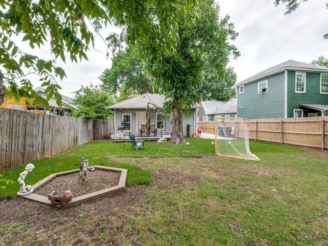 911 S Adams Avenue, Dallas, TX 75208