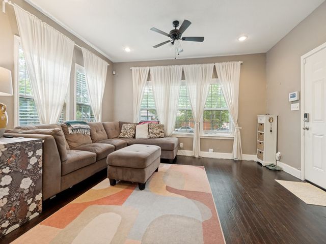 911 S Adams Avenue, Dallas, TX 75208