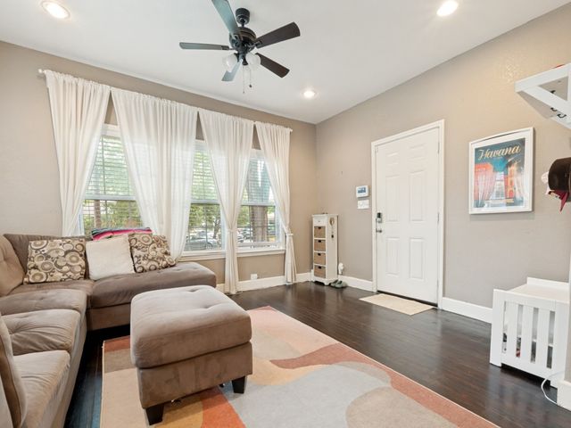 911 S Adams Avenue, Dallas, TX 75208