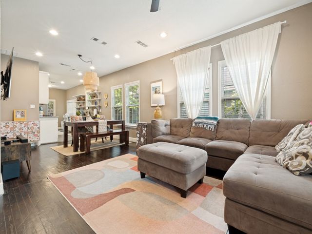 911 S Adams Avenue, Dallas, TX 75208