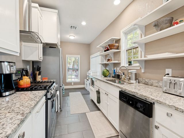 911 S Adams Avenue, Dallas, TX 75208