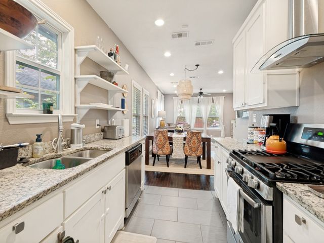 911 S Adams Avenue, Dallas, TX 75208