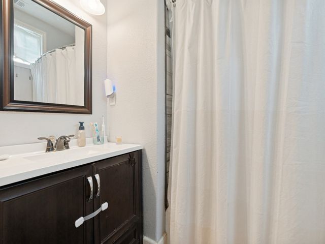 911 S Adams Avenue, Dallas, TX 75208