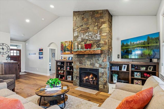 63114 Pikes Court, Bend, OR 97701