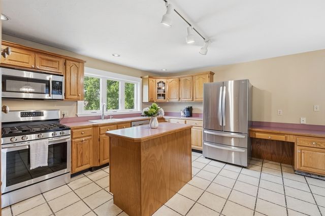 24 Worcester St, Grafton, MA 01519