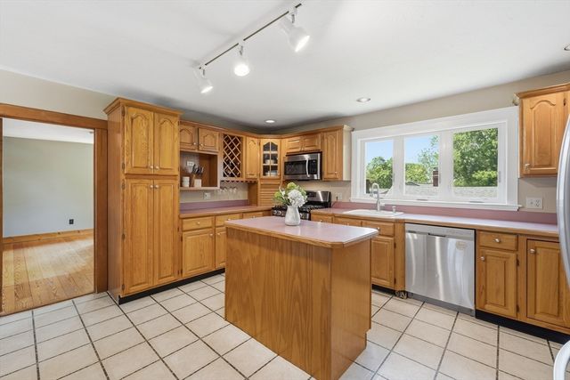 24 Worcester St, Grafton, MA 01519
