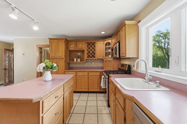 24 Worcester St, Grafton, MA 01519