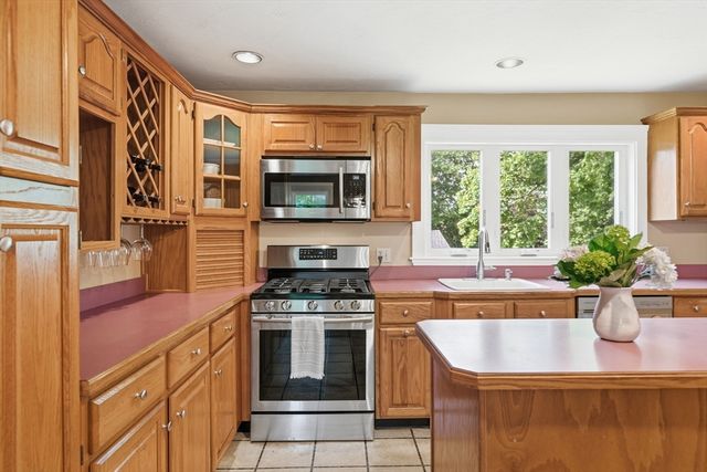 24 Worcester St, Grafton, MA 01519