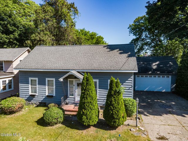 9 Halfmoon Drive, Halfmoon, NY 12188