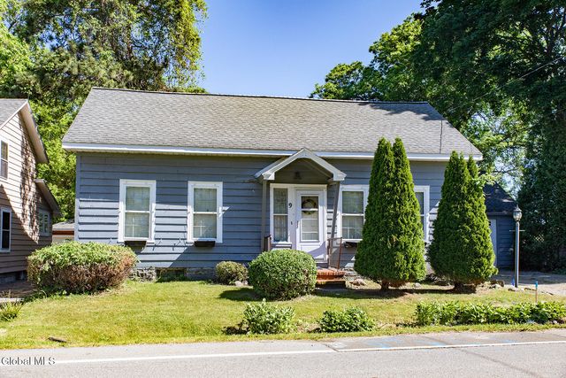 9 Halfmoon Drive, Halfmoon, NY 12188