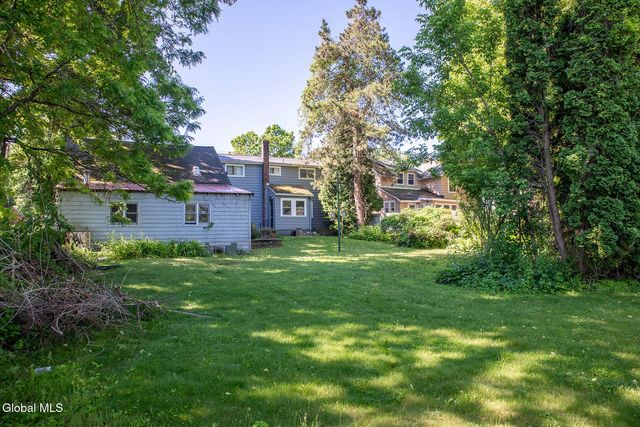 9 Halfmoon Drive, Halfmoon, NY 12188