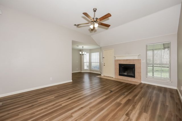 321 Meadow Park Drive, White Settlement, TX 76108